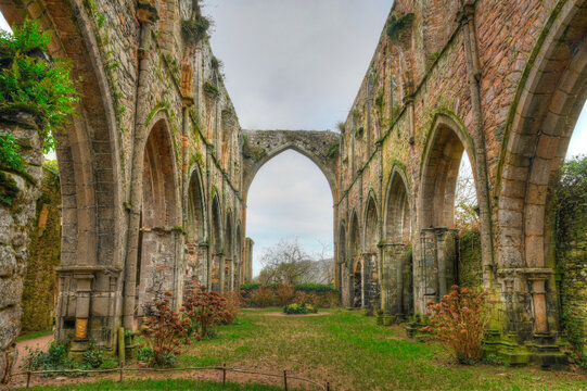 L'abbaye de Beauport dans la baie de Paimpol - Bretagne France © aquaphoto