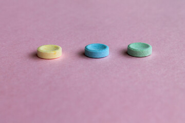 Obraz na płótnie Canvas Pastel color pills pink background 