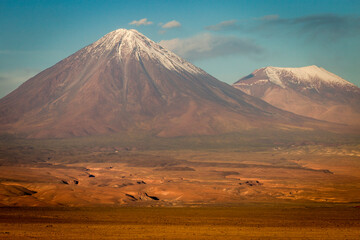Fototapeta premium Licancabur and dramatic volcanic landscape at Sunset, Atacama Desert, Chile