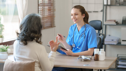 Obraz premium Female doctor taking a history of a patient and counseling on orthopedic diseases with female patients after measuring blood pressure and heart rate in a medical facility