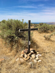 Grave anonymous memorial marker in California desert, US. - 565505935