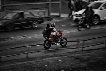 Fototapeta na wymiar Personas en moto 