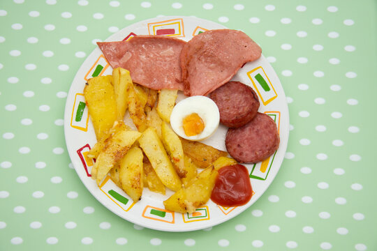 fried potatoes with salami and parizer