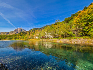 秋の上高地・梓川