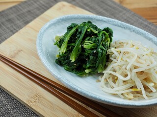 한국전통음식 시금치무침과 숙주나물
