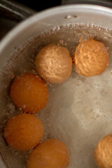 Foto de huevos hirviendo en una olla (primer plano). Concepto de preparación de alimentos.