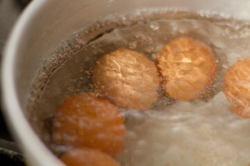 Foto de huevos hirviendo en una olla (primer plano). Concepto de preparación de alimentos.