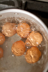 Foto de huevos hirviendo en una olla (primer plano). Concepto de preparación de alimentos.
