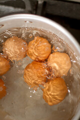 Foto de huevos hirviendo en una olla (primer plano). Concepto de preparación de alimentos.