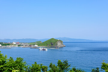 利尻島、鴛泊(おしどまり)の山と町と港
