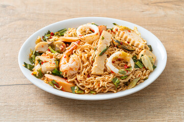Instant noodle spicy salad with mixed meats