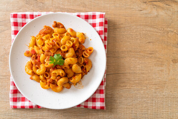 macaroni with tomatoes sauce and mince pork