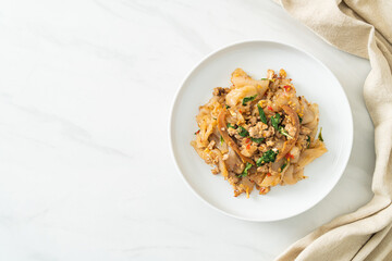 Stir-fried noodle with minced chicken and basil