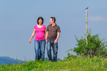 Harmonisches Paar bei einer entspannten Wanderung im frühlingshaften Allgäu