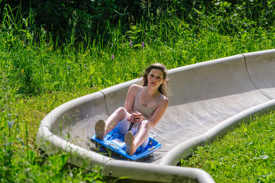 Junges M&auml;dchen unterwegs auf einer Sommerrodelbahn