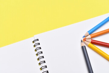 色鉛筆とスケッチブック
