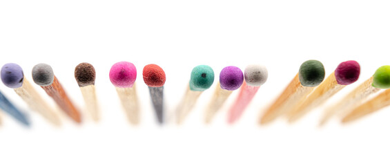 Naklejka premium matchsticks various colors on white background, selectived focus