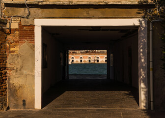 Fototapeta na wymiar architectural detail of a passageway leading to the canal in Venice, Italy