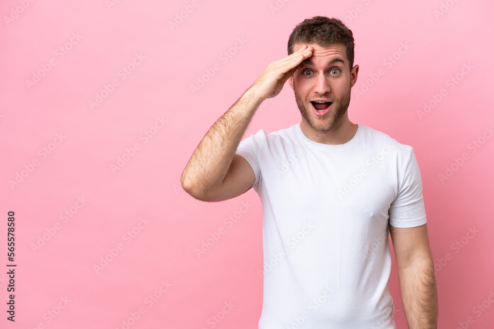 Poster Young caucasian man isolated on pink background has realized something and intending the solution