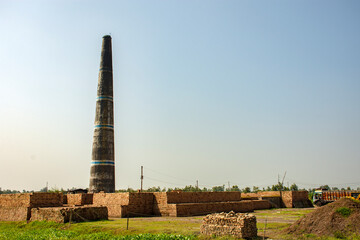 Obraz premium An abandoned chimney at brick factory at a village of West Bengal.