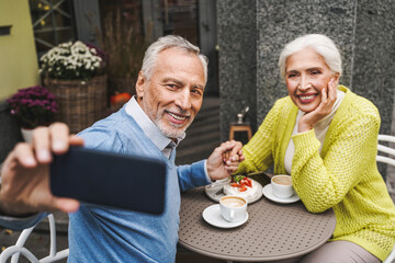 Beautiful senior couple dating outdoors - Mature couple portrait, concepts about elderly and lifestyle - obrazy, fototapety, plakaty