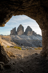Blick auf einem Felsfenster einer Höhle auf ein Felsmassiv, Drei Zinnen, in Südtirol in den Dolomiten beim Wandern.