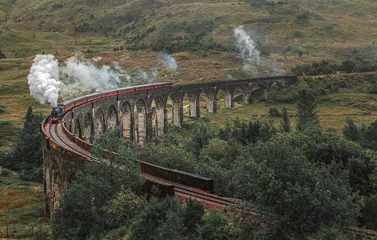 Papier Peint photo Viaduc de Glenfinnan Views of the Glenfinnan Viaduct with the passing steam train