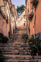 Fototapeta na wymiar Calles de Biar con encanto de escaleras y casas antiguas