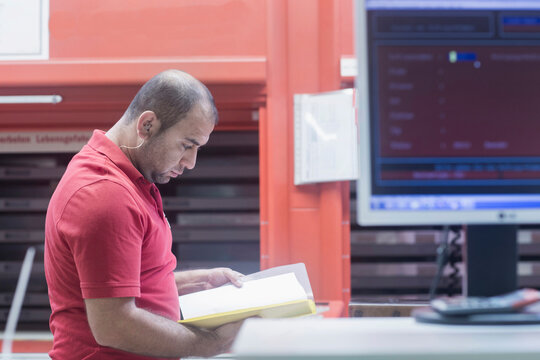 Male engineer with reports standing in industry, Hanover, Lower Saxony, Germany