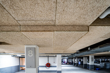 Panele sufitowe izolacyjne. Zaizolowany panelami sufit w podziemnym parkingu. - obrazy, fototapety, plakaty