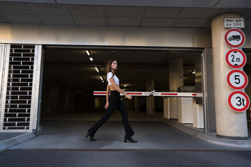 Obraz na płótnie Canvas fashion model posing on the street
