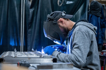 soudeur travailleur soudure industrie mécanique métallerie chaudronnerie usinage welder welding