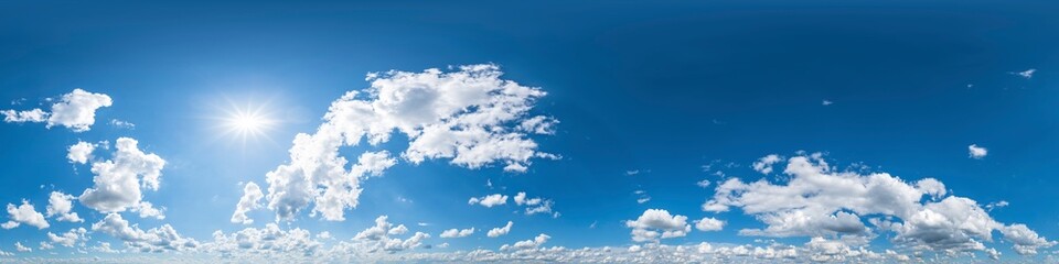 Nahtloses Panorama mit leicht bewölktem Himmel - 360-Grad-Ansicht mit schönen Cumulus-Wolken zur...