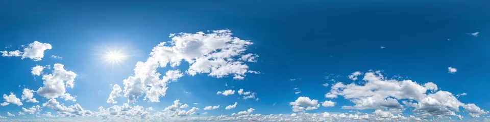 Nahtloses Panorama mit leicht bewölktem Himmel - 360-Grad-Ansicht mit schönen Cumulus-Wolken zur Verwendung in 3D-Grafiken als Himmelskuppel oder zur Nachbearbeitung von Drohnenaufnahmen  © ARochau