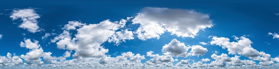 Nahtloses Panorama mit weiß-blauem Himmel in 360-Grad-Ansicht mit schöner Cumulus-Bewölkung zur Verwendung in 3D-Grafiken als Himmelskuppel oder zur Nachbearbeitung von Drohnenaufnahmen 