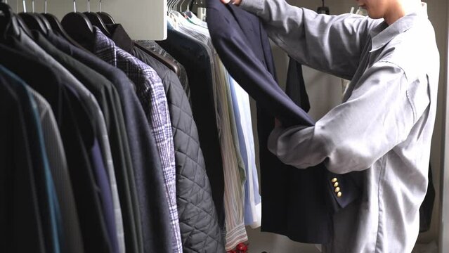 洋服を選ぶ若い日本人男性