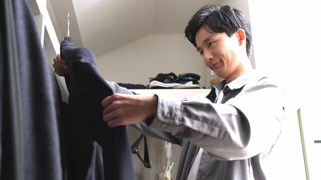 洋服を選ぶ若い日本人男性