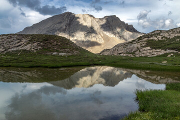 La Taillante se reflêtant dans le Lac de l' Eychassier en été , paysage du Massif du Queyras en été , Alpes
