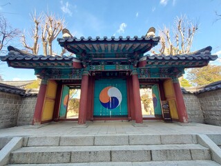 Obraz premium blue sky and wonderful korean traditional roof