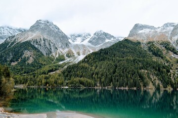 Fototapeta na wymiar A delightful turquoise lake amidst the snow-capped alpine mountains of Italy.
