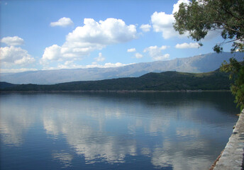 Obraz na płótnie Canvas lake in the mountains in Cordoba