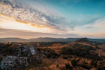 Wschód słońca w górach 
