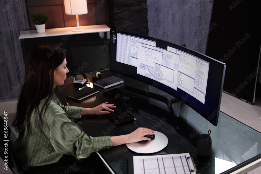 Fototapete Programmer Woman Coding On Computer