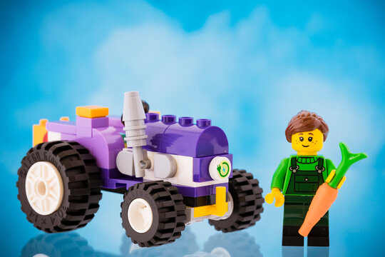 Dortmund - Deutschland 28. Januar 2023 Lego Minifigure mit einem Traktor