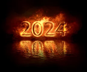 Foto op Plexiglas rok 2024 - napis zrobiony z ognia i fajerwerków rozświetlający ciemność odbijający się w wodzie © kon