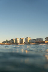 Obraz premium Amanecer en Costa de caparica desde el agua