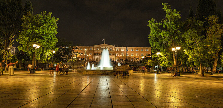 N&auml;chtlicher Syntagmaplatz mit Brunnen, Athen, Griechenland