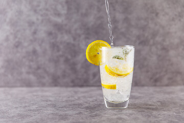 Mineralwasser im Glas mit Eiswürfel eiskalt