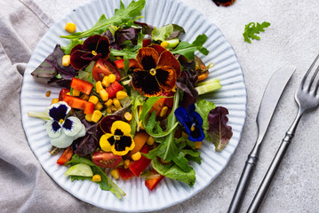 Fototapeta na wymiar Vegetable salad with edible flowers