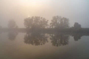spokojny pejzaż z mgłami nad wodą lub rzeką